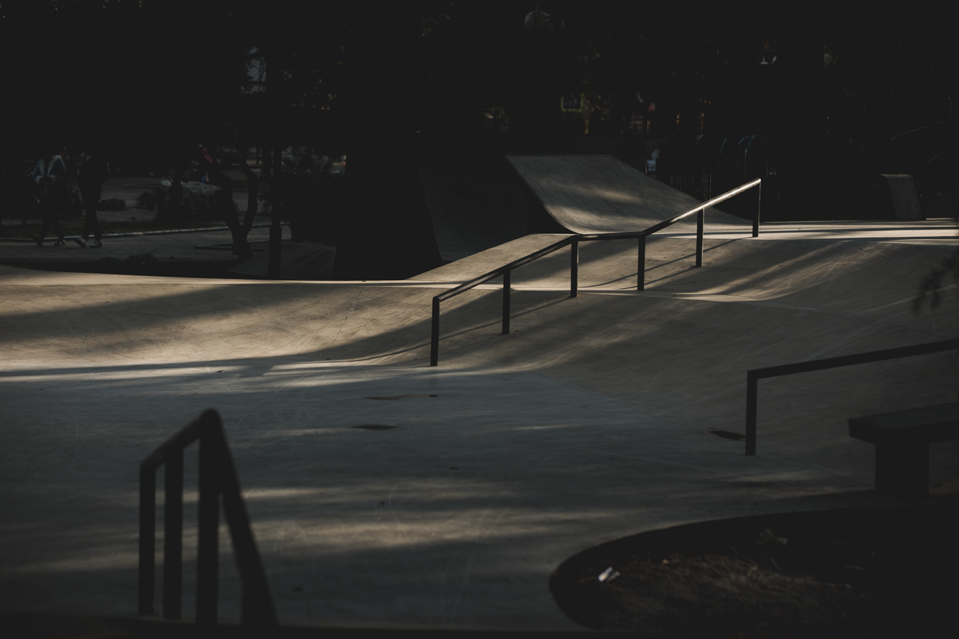Рейл в бетонном скейт-парке