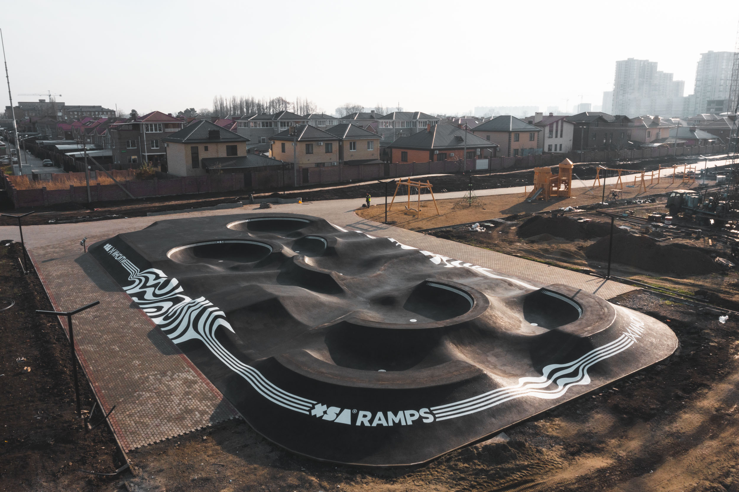 Графическое оформление асфалтового памп-трека от команды XSA Pump track выполненно дизайнером Константином Шалевым