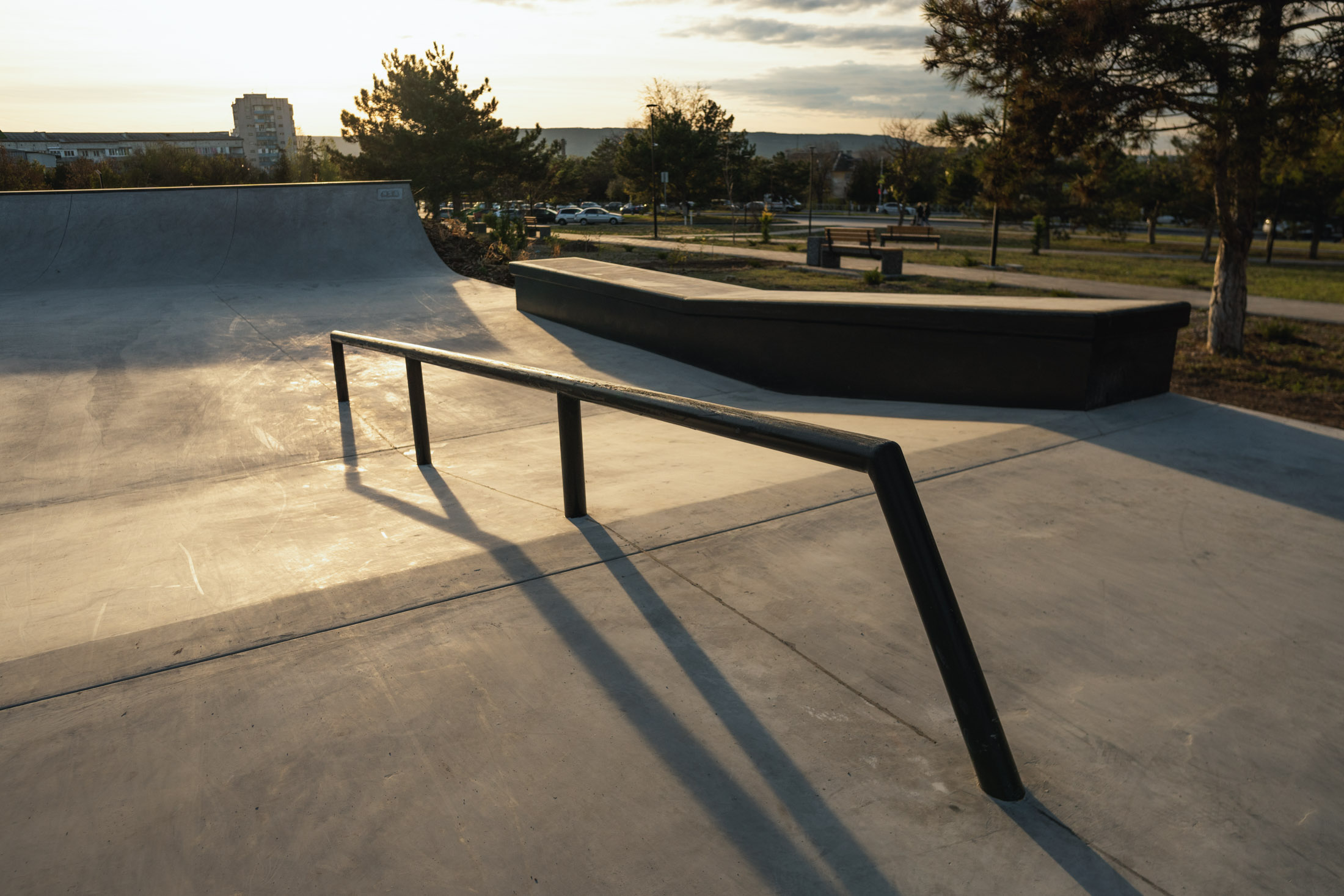 Большой круглый реил в бетонном скейт-парке города Бахчисарай производства XSA Ramps реил