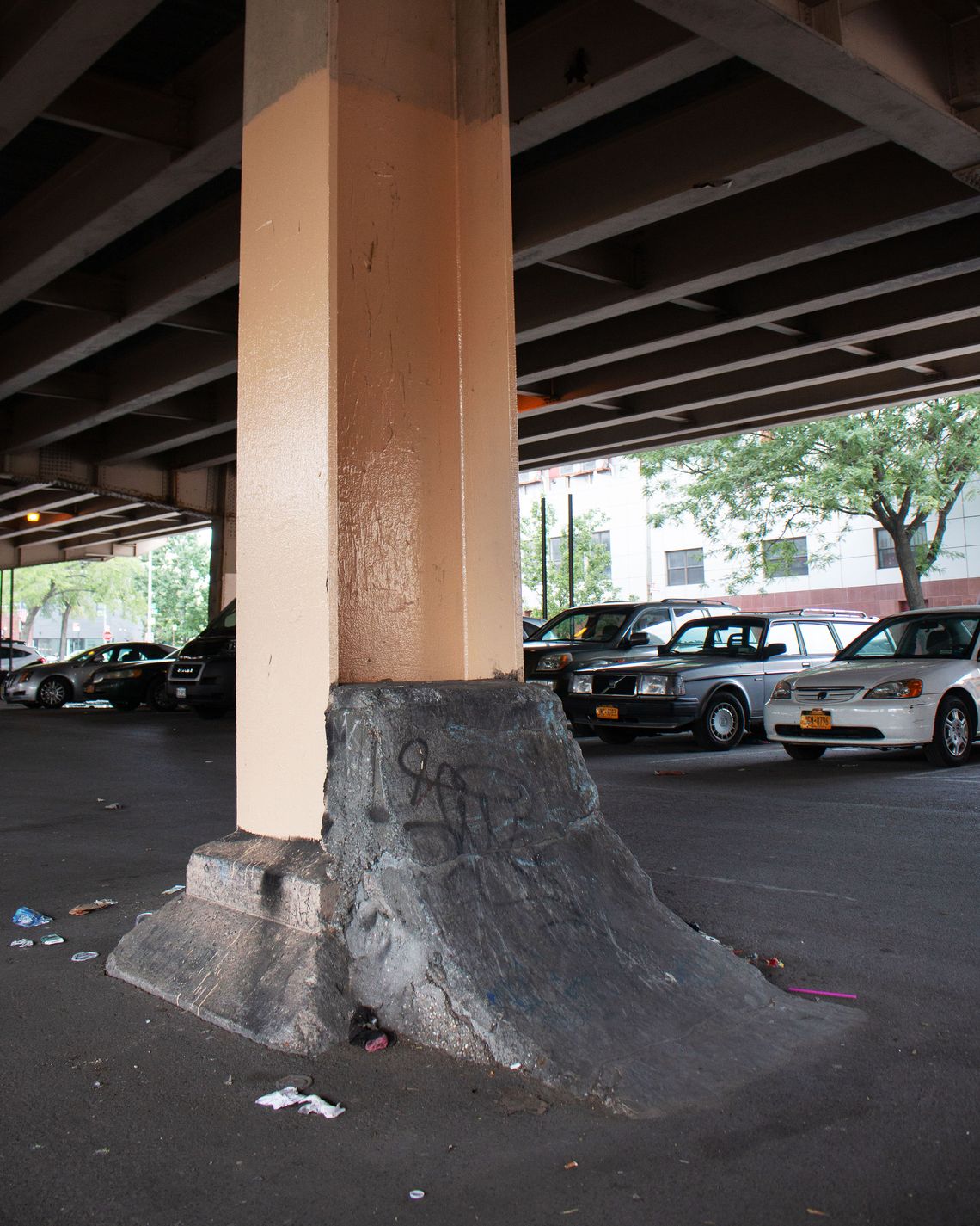 Котерпайп, пристроенный к столбу под скоростной автомагистралью Бруклин-Куинс. Фото: Daniel Karel